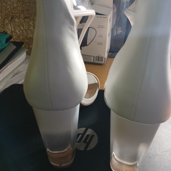 Shoe Dazzle White Women's Sandals - Picture 3 of 4